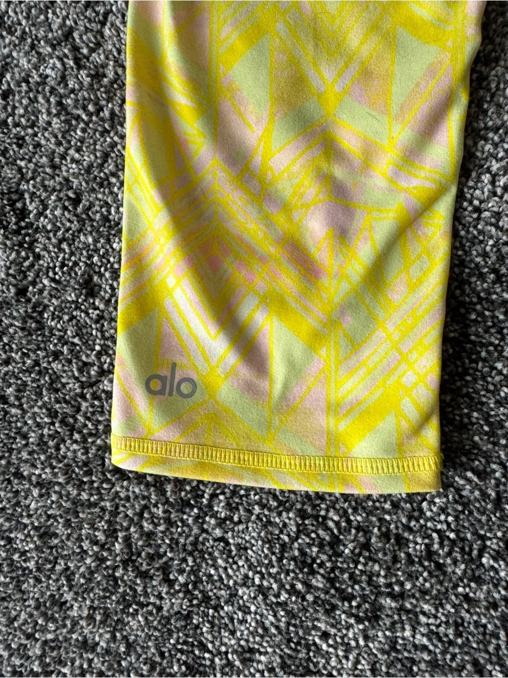 ALO Yoga Airbrush Capri Crop Leggings in Zest Indigo Geometric Women's Size XS